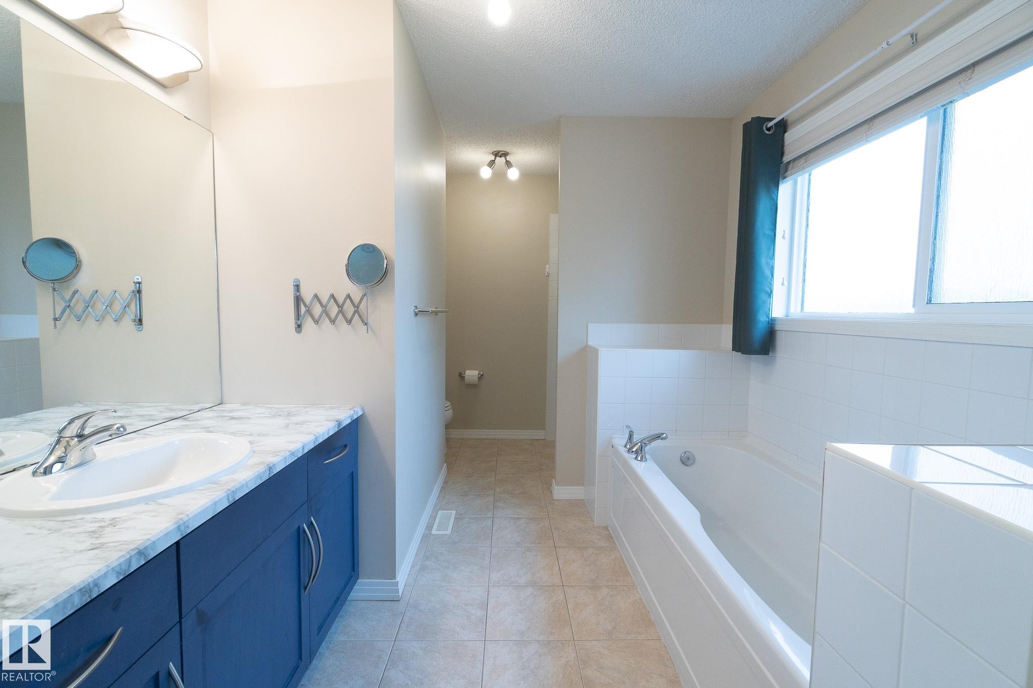 632 60 Street Sw, Edmonton, AB - Indoor Photo Showing Bathroom