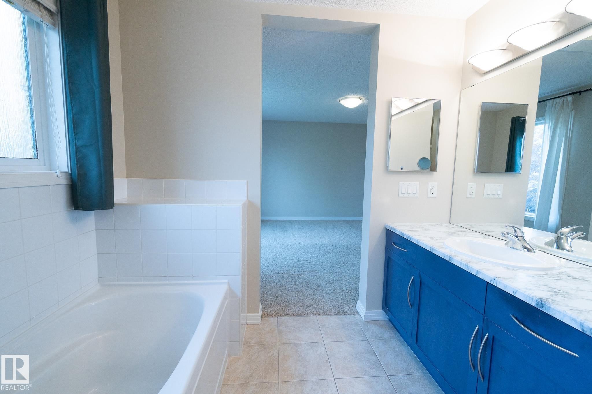 632 60 Street Sw, Edmonton, AB - Indoor Photo Showing Bathroom