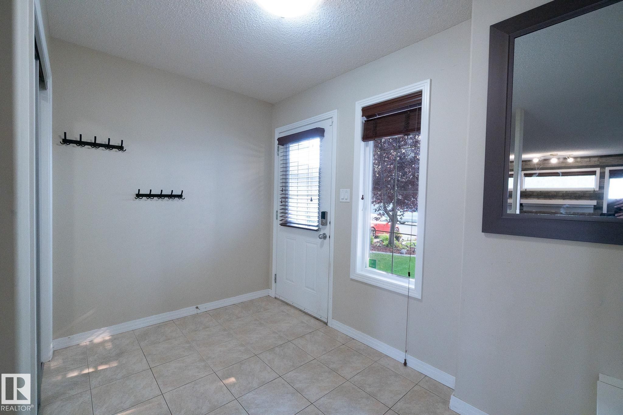 632 60 Street Sw, Edmonton, AB - Indoor Photo Showing Other Room