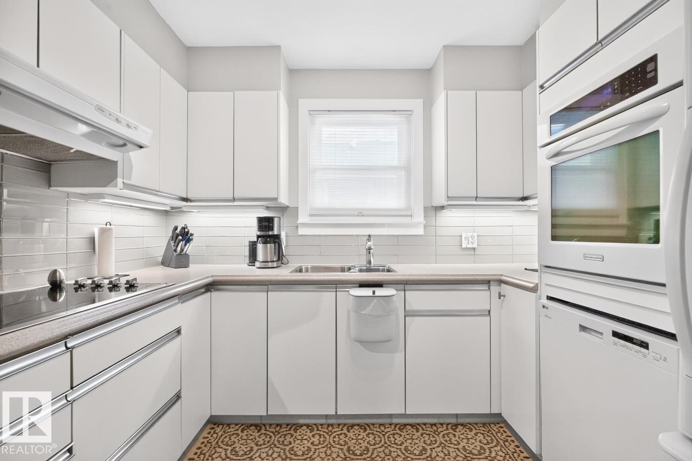 7724 97 Avenue Nw, Edmonton, AB - Indoor Photo Showing Kitchen With Double Sink
