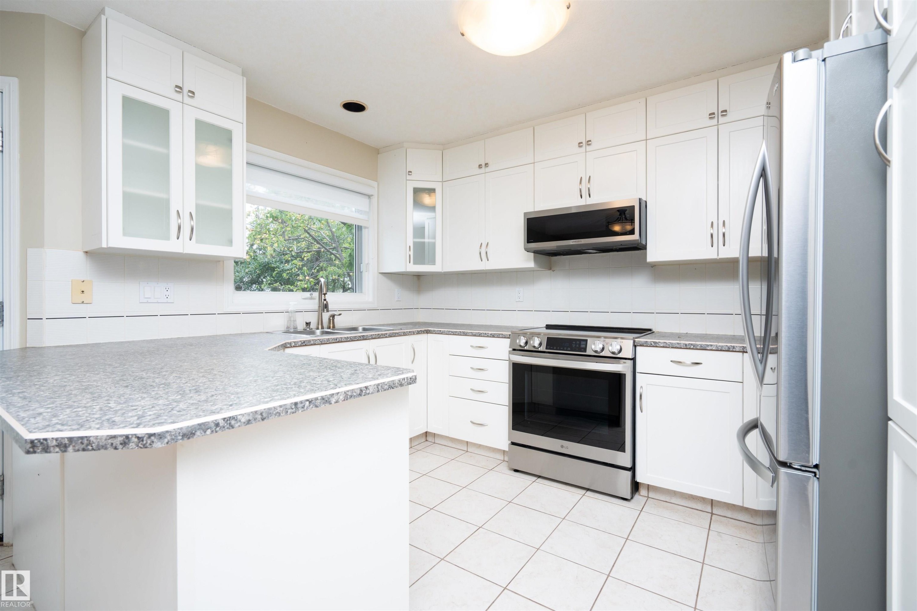 3811 44 Street Nw, Edmonton, AB - Indoor Photo Showing Kitchen
