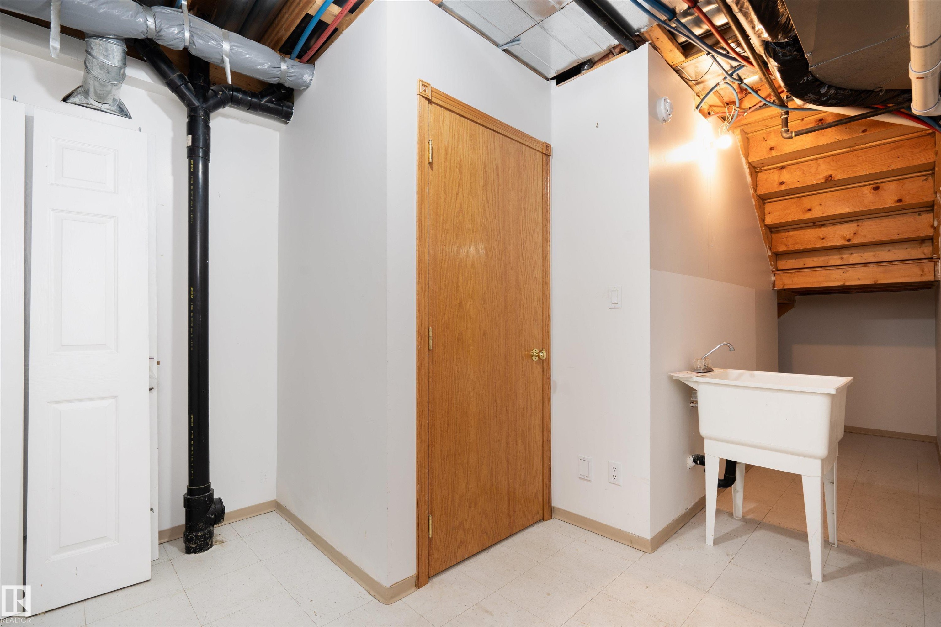 3811 44 Street Nw, Edmonton, AB - Indoor