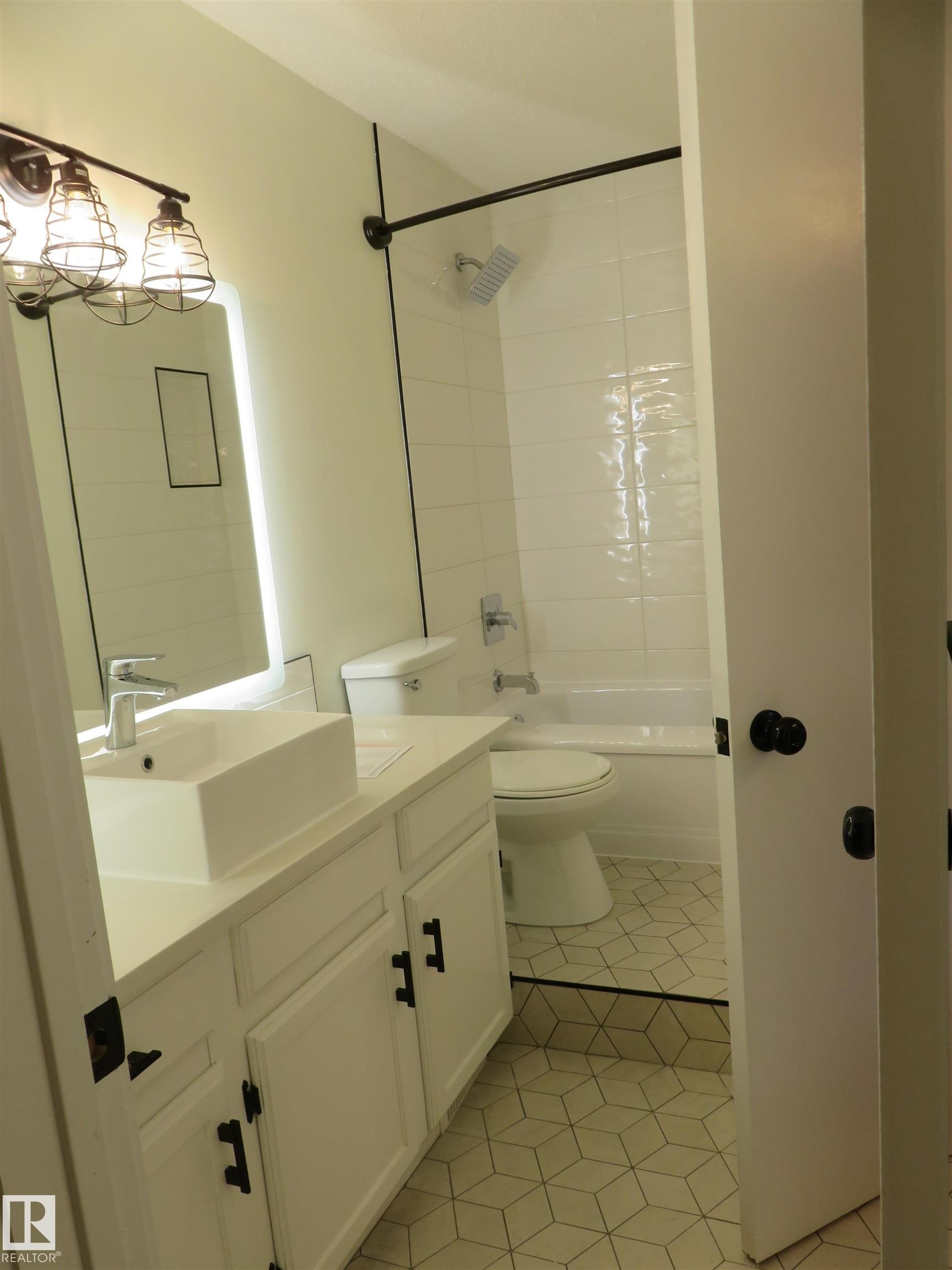 8065 178 Street Nw, Edmonton, AB - Indoor Photo Showing Bathroom