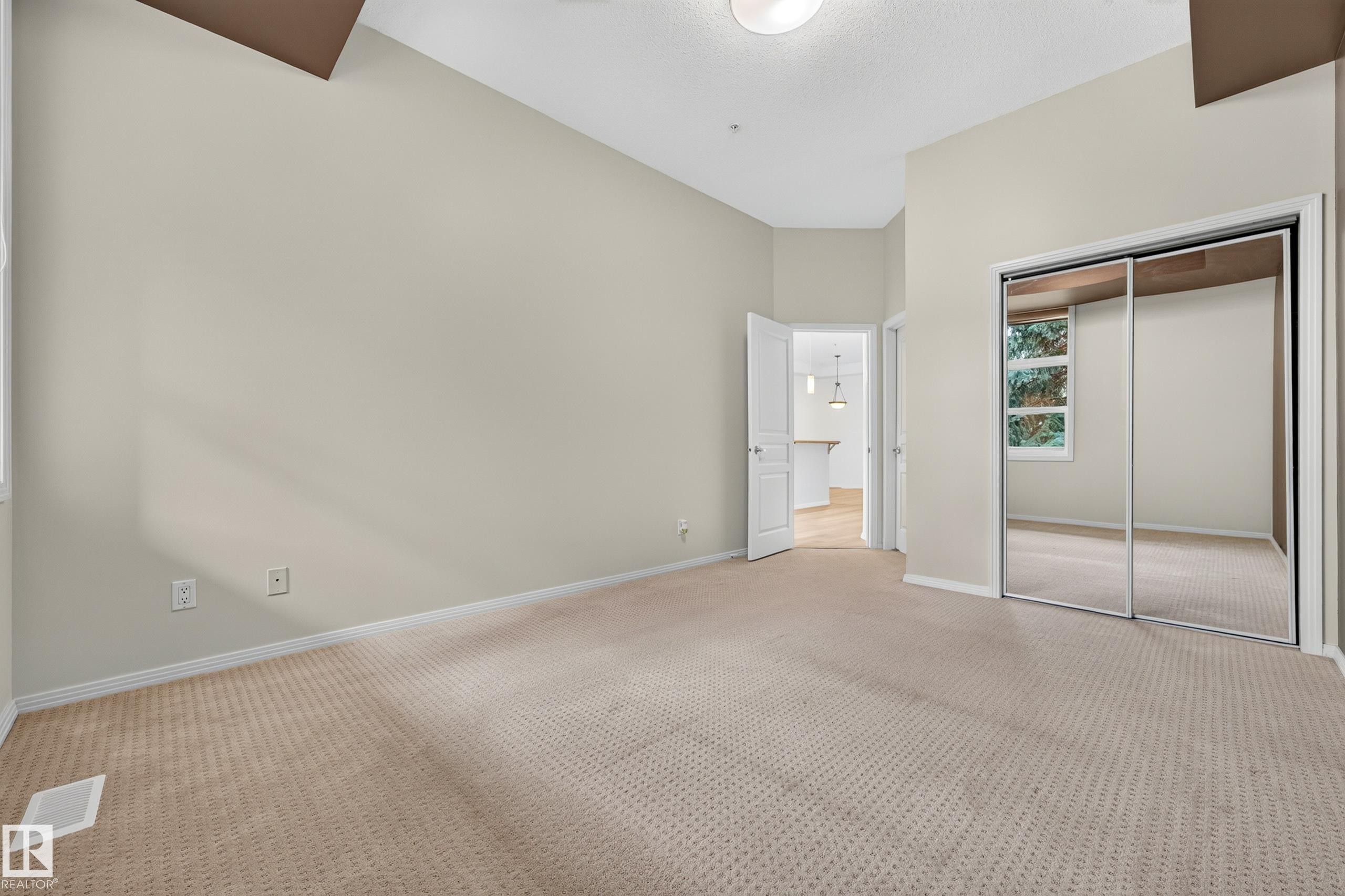 #304 9804 101 St Nw, Edmonton, AB - Indoor Photo Showing Other Room