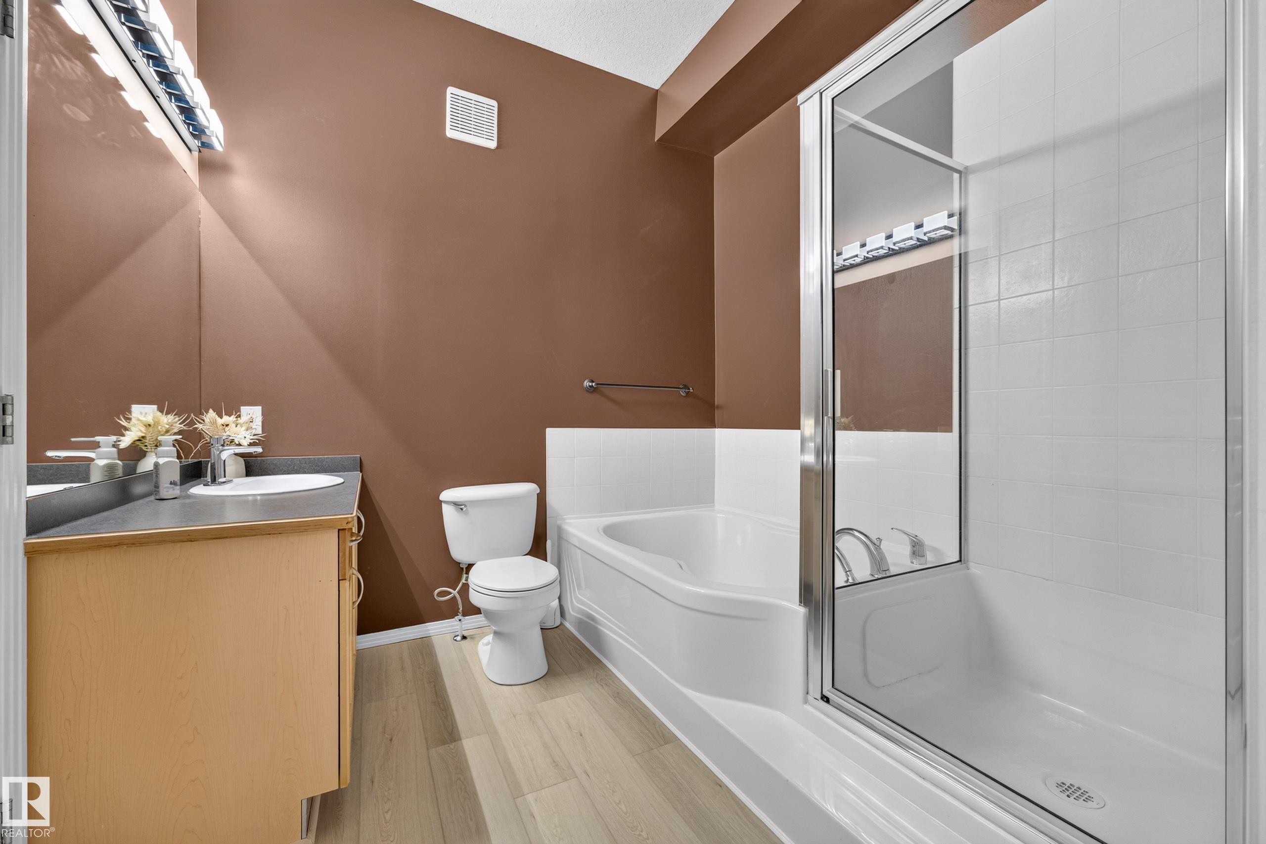 #304 9804 101 St Nw, Edmonton, AB - Indoor Photo Showing Bathroom