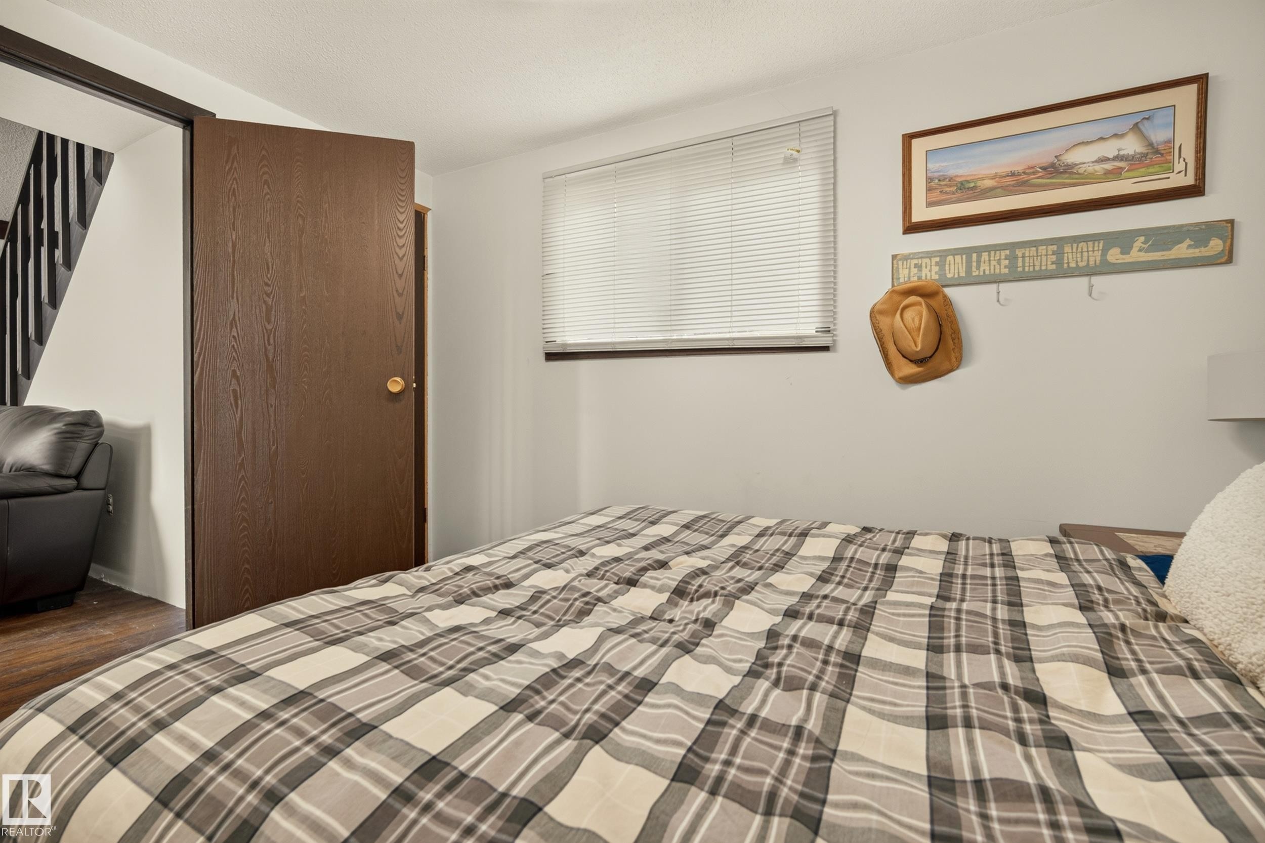 White walls with a window featuring blinds - 264 Beach Avenue, Rural Barrhead County, AB - Indoor Photo Showing Bedroom