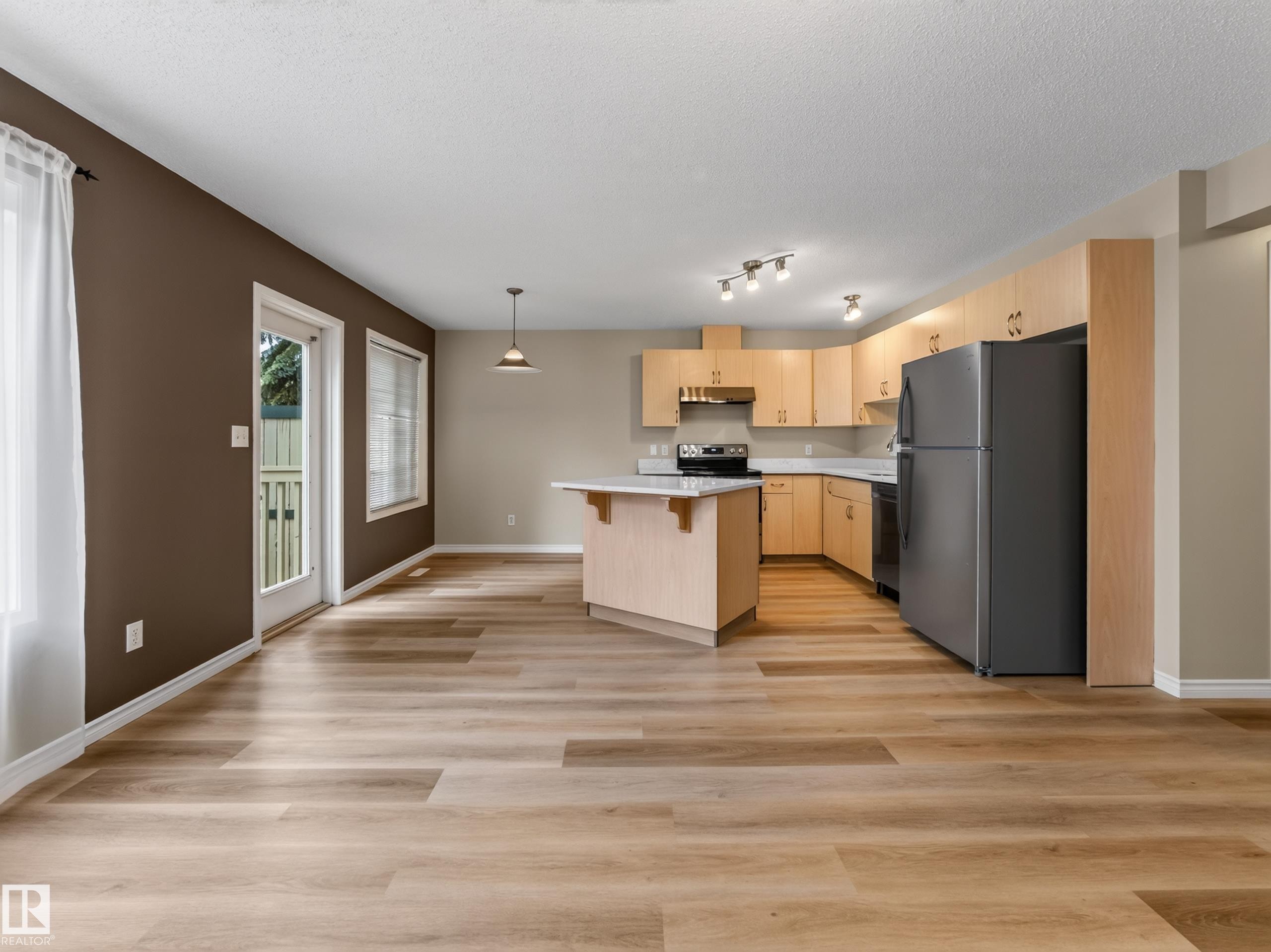 13003 101 Street Nw, Edmonton, AB - Indoor Photo Showing Kitchen