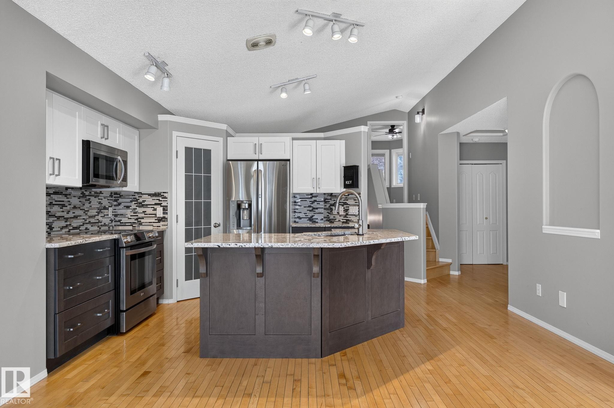 227 Wyman Lane Nw, Edmonton, AB - Indoor Photo Showing Kitchen With Upgraded Kitchen