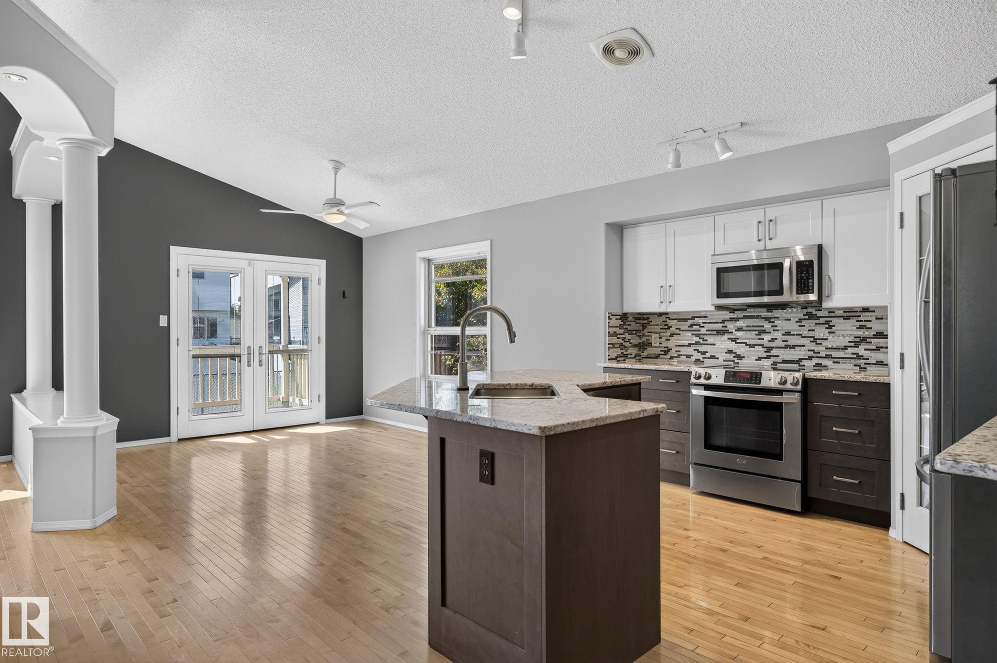 227 Wyman Lane Nw, Edmonton, AB - Indoor Photo Showing Kitchen With Upgraded Kitchen