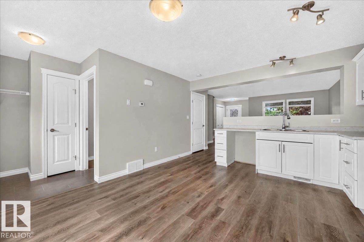 8305 Ellis Crescent Nw, Edmonton, AB - Indoor Photo Showing Kitchen