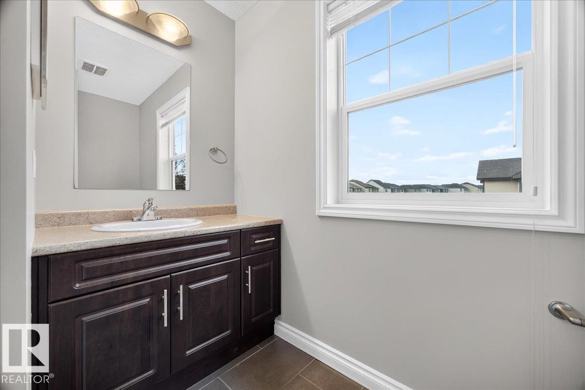8305 Ellis Crescent Nw, Edmonton, AB - Indoor Photo Showing Bathroom
