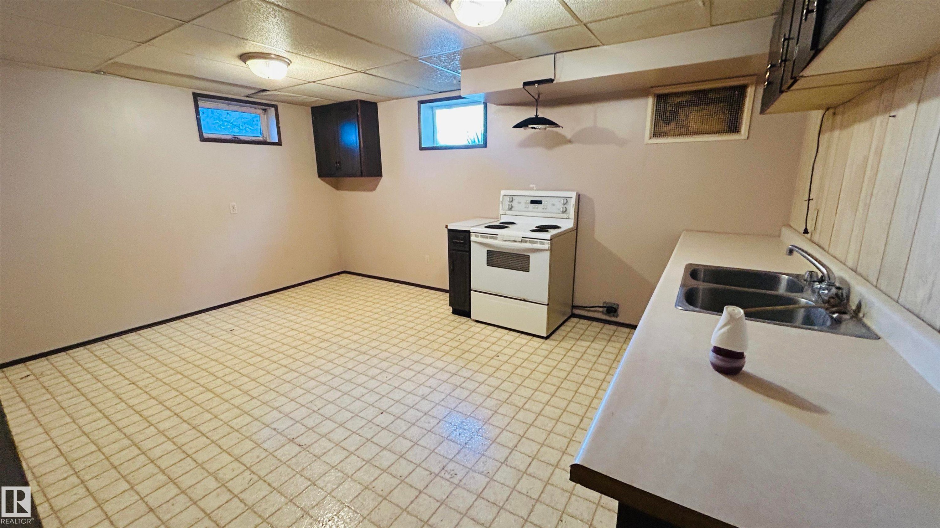 5102 57, Cold Lake, AB - Indoor