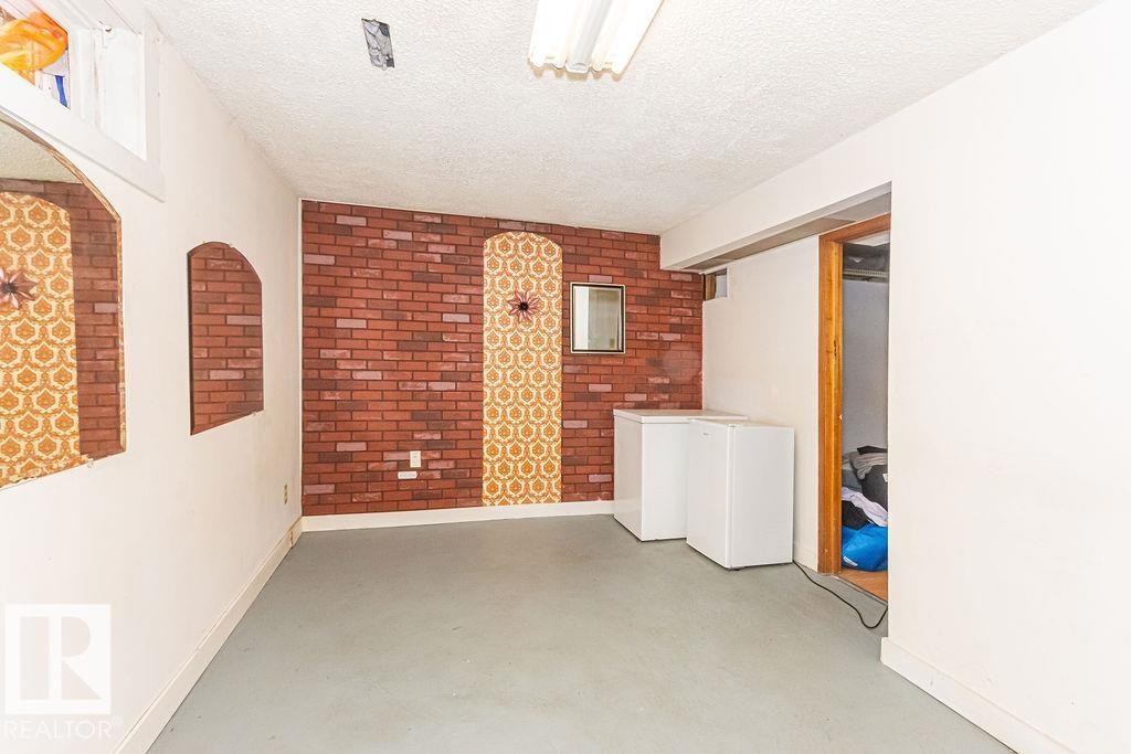#5 14205 82 St Nw, Edmonton, AB - Indoor
