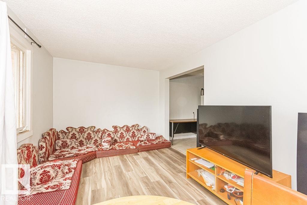 #5 14205 82 St Nw, Edmonton, AB - Indoor Photo Showing Living Room