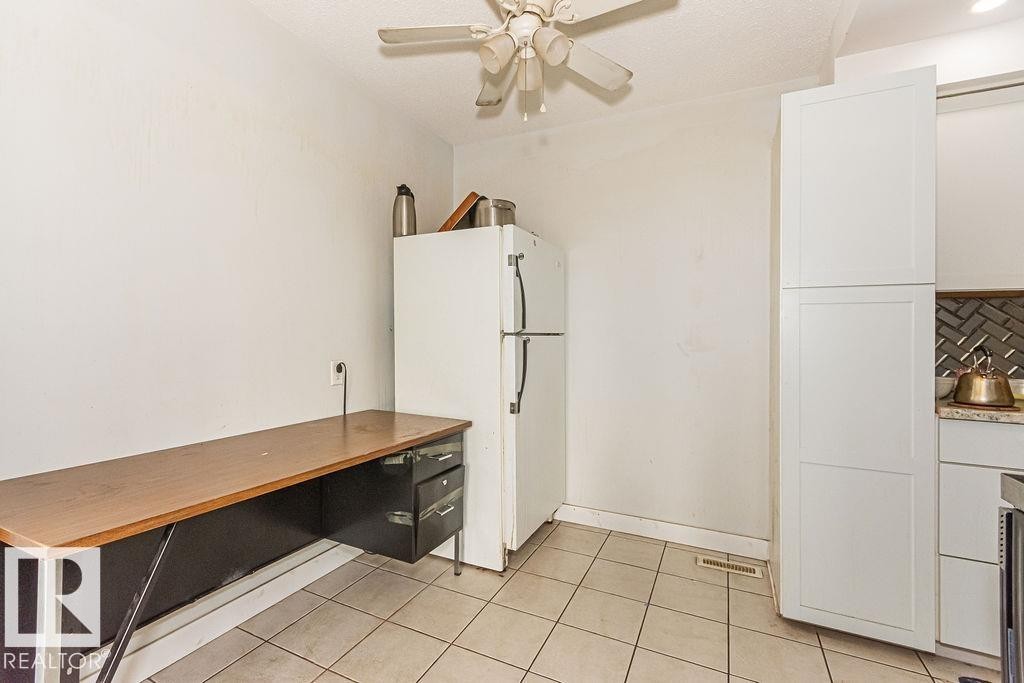 #5 14205 82 St Nw, Edmonton, AB - Indoor Photo Showing Kitchen