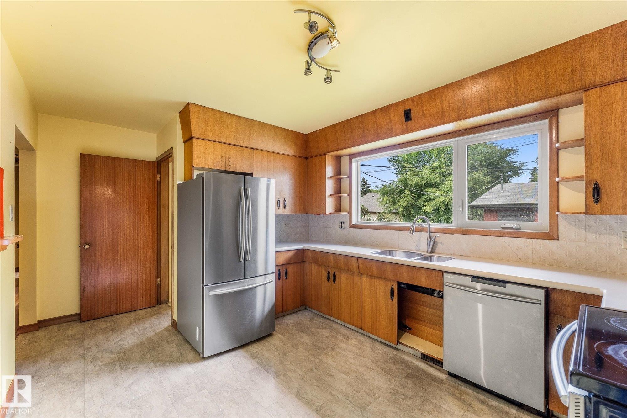 15930 93 Avenue Nw, Edmonton, AB - Indoor Photo Showing Kitchen With Double Sink