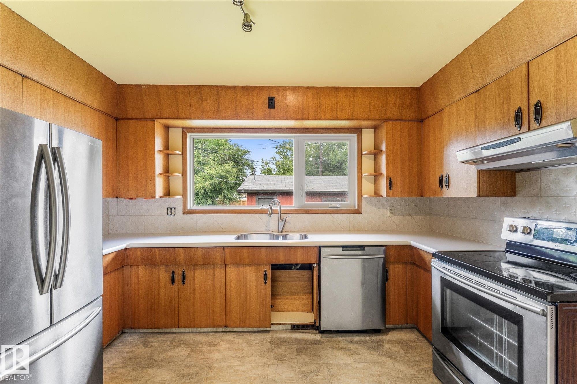 15930 93 Avenue Nw, Edmonton, AB - Indoor Photo Showing Kitchen With Double Sink