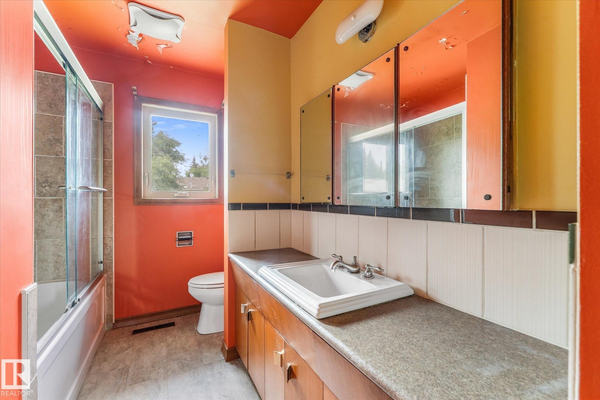 15930 93 Avenue Nw, Edmonton, AB - Indoor Photo Showing Bathroom