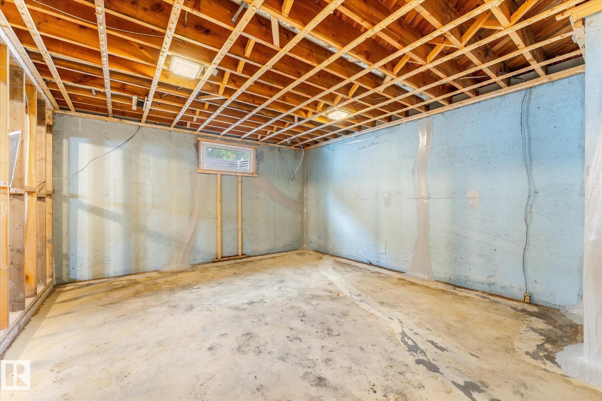 15930 93 Avenue Nw, Edmonton, AB - Indoor