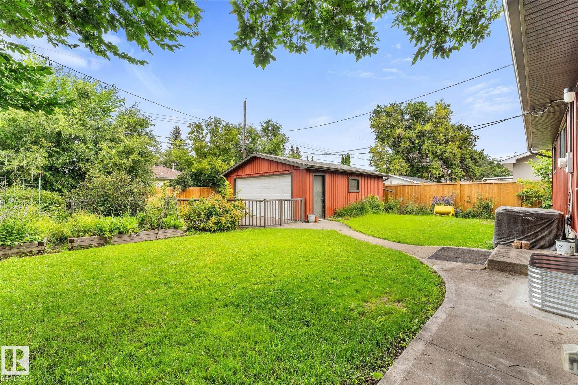 15930 93 Avenue Nw, Edmonton, AB - Outdoor