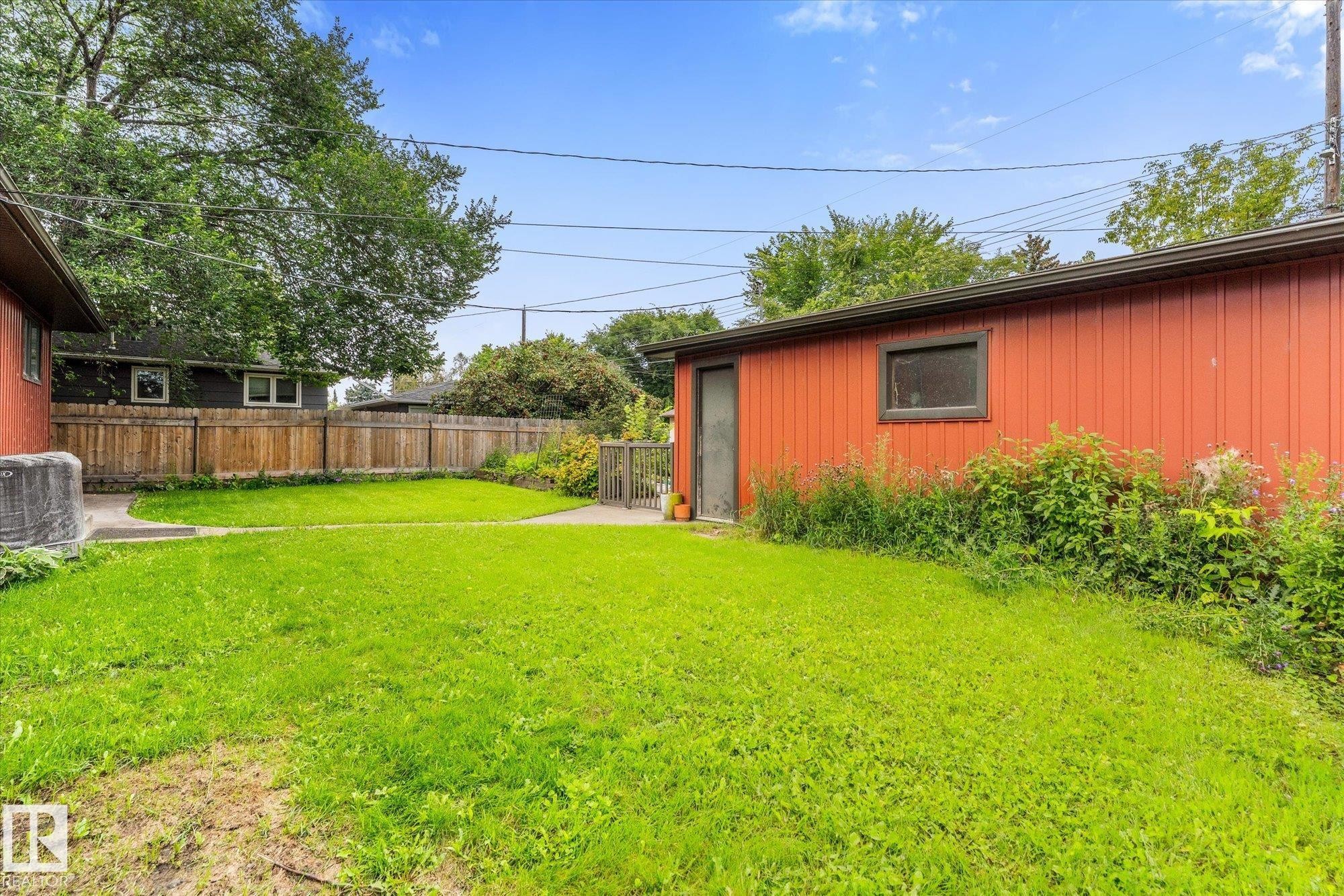 15930 93 Avenue Nw, Edmonton, AB - Outdoor