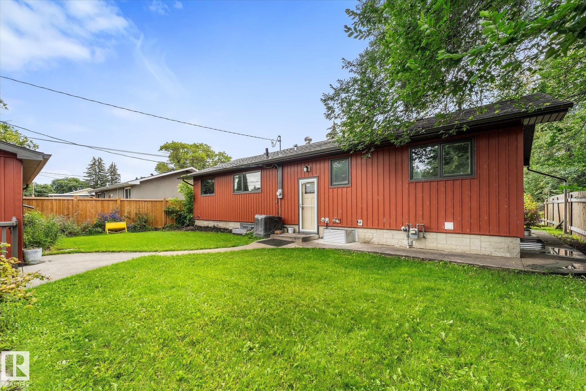 15930 93 Avenue Nw, Edmonton, AB - Outdoor