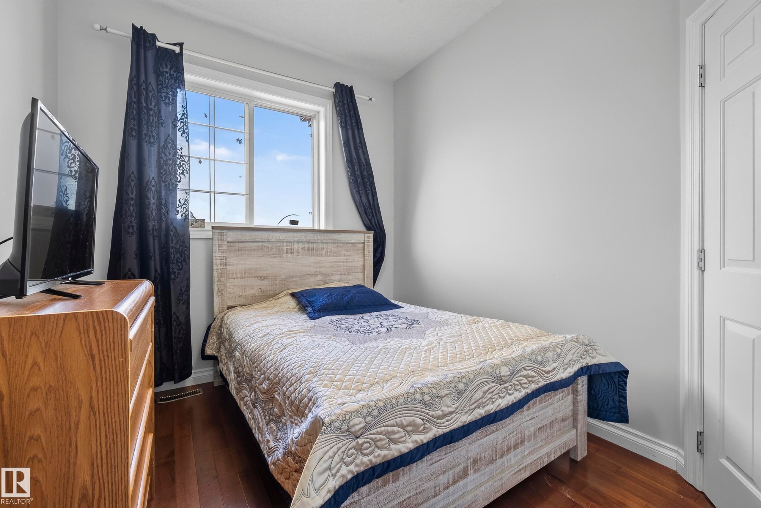 16604 59 Street Nw, Edmonton, AB - Indoor Photo Showing Bedroom