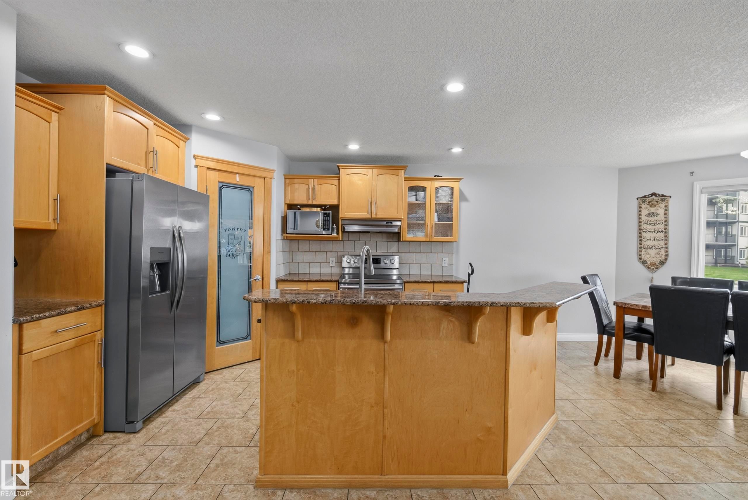16604 59 Street Nw, Edmonton, AB - Indoor Photo Showing Kitchen
