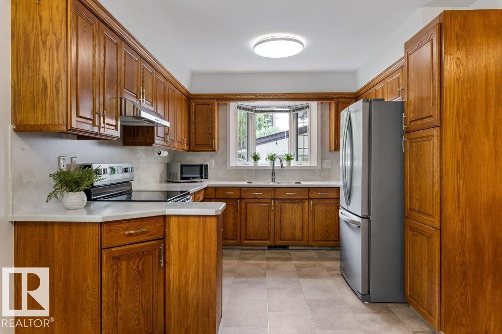 11217 38 Street Nw, Edmonton, AB - Indoor Photo Showing Kitchen