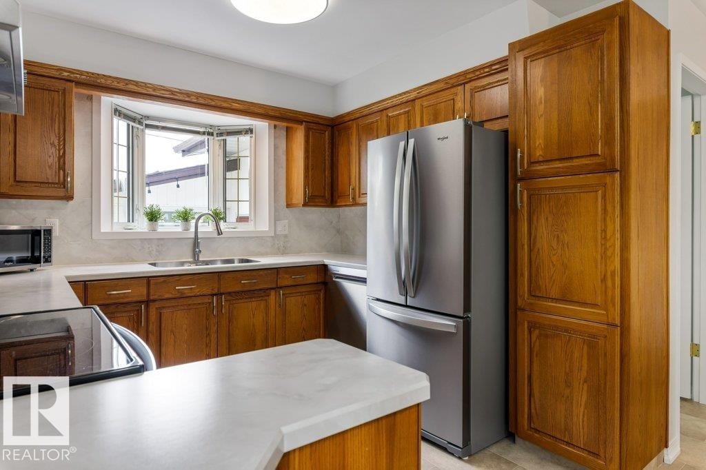 11217 38 Street Nw, Edmonton, AB - Indoor Photo Showing Kitchen