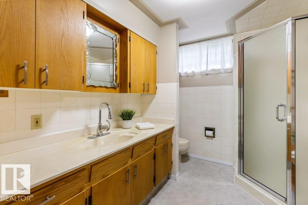 11217 38 Street Nw, Edmonton, AB - Indoor Photo Showing Bathroom