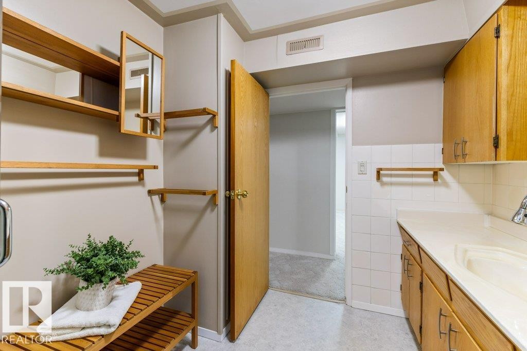 11217 38 Street Nw, Edmonton, AB - Indoor