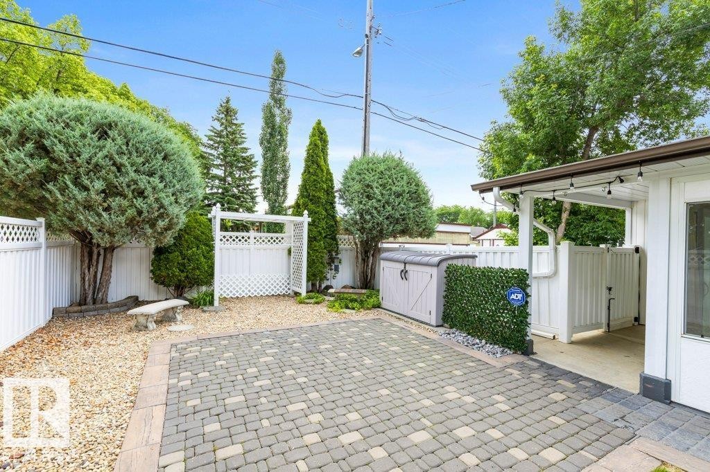 11217 38 Street Nw, Edmonton, AB - Outdoor