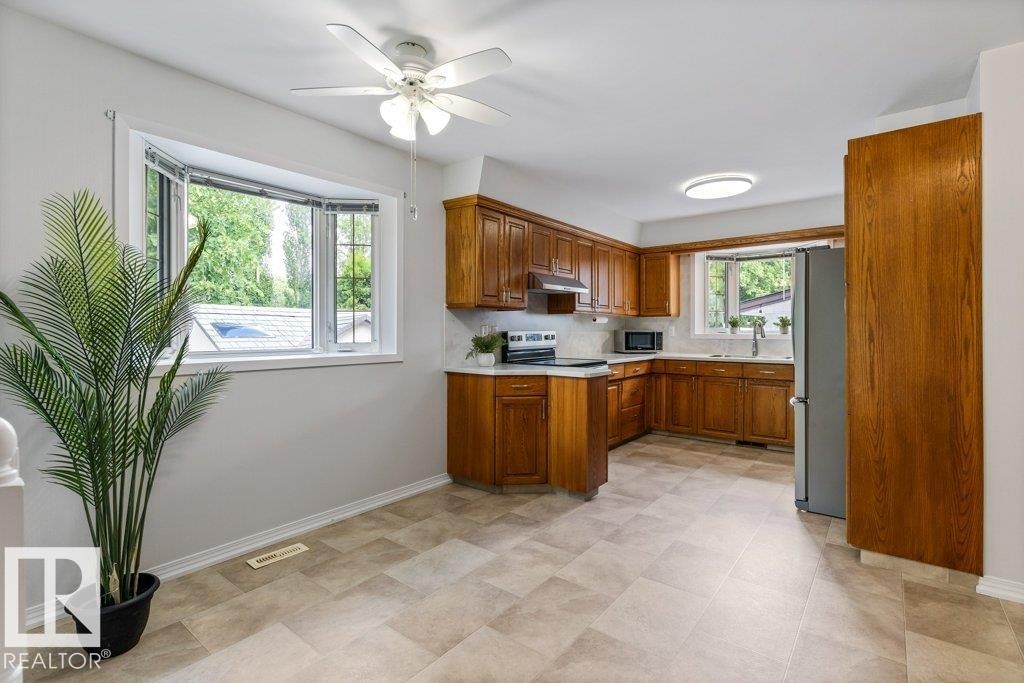 11217 38 Street Nw, Edmonton, AB - Indoor Photo Showing Kitchen