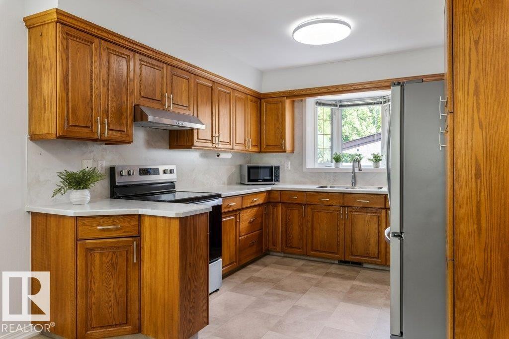 11217 38 Street Nw, Edmonton, AB - Indoor Photo Showing Kitchen