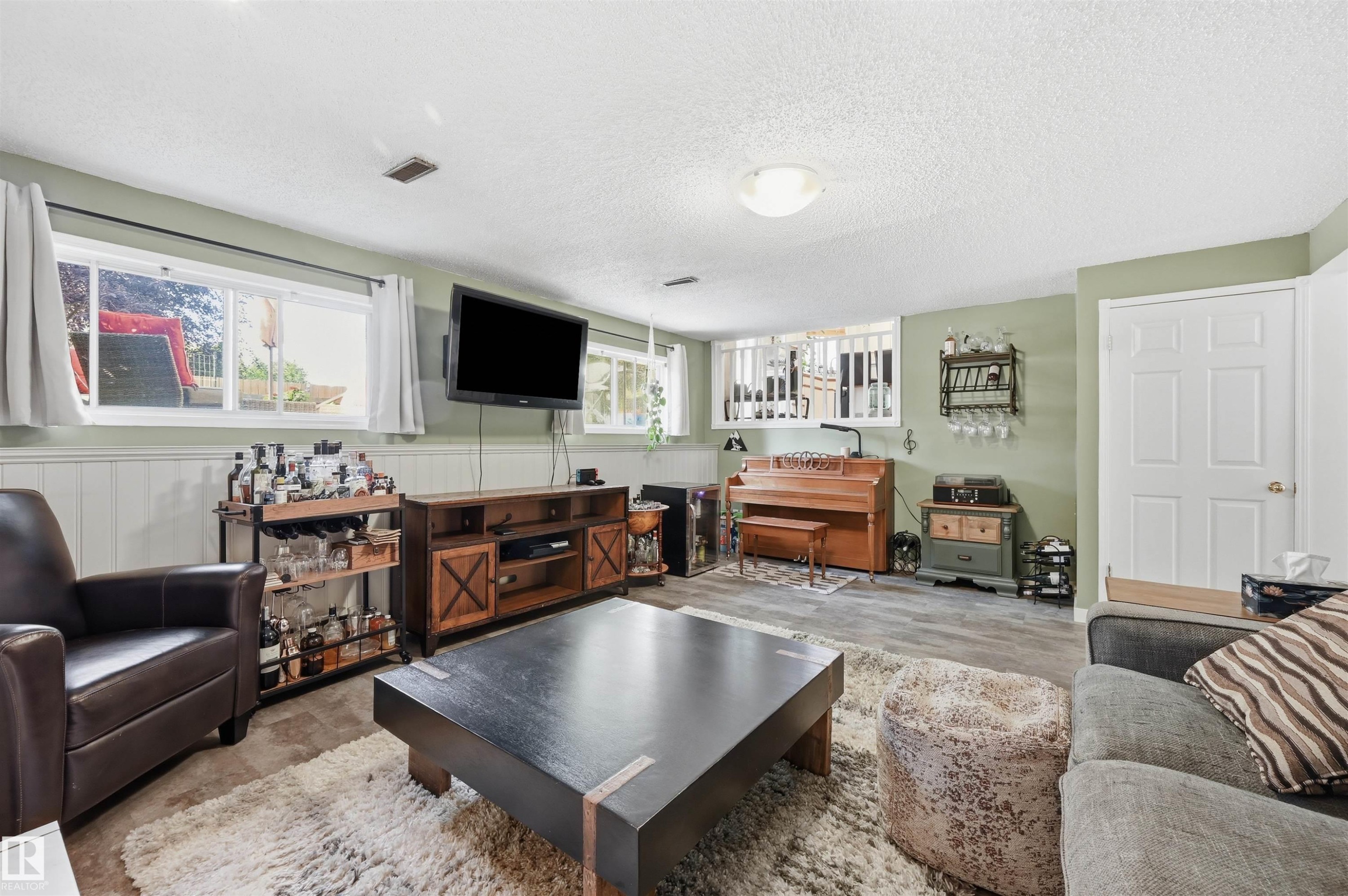 18639 72 Avenue Nw, Edmonton, AB - Indoor Photo Showing Living Room