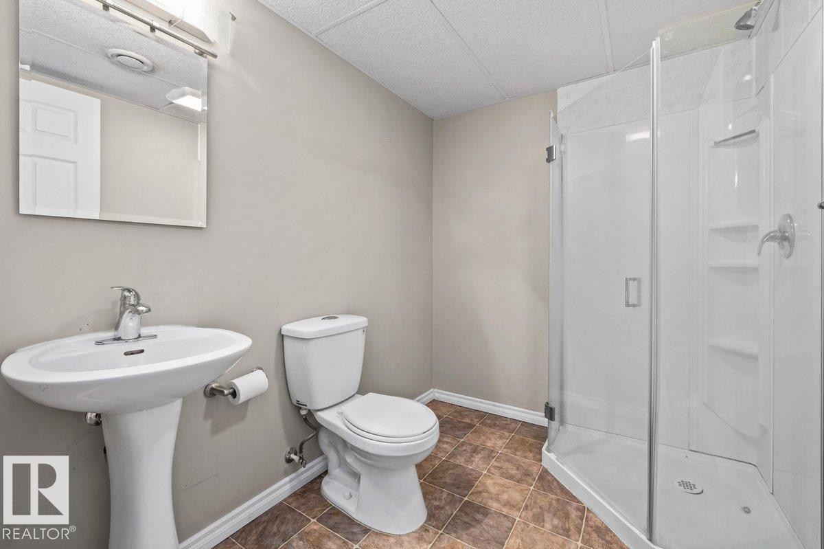 17020 78A Street Nw, Edmonton, AB - Indoor Photo Showing Bathroom
