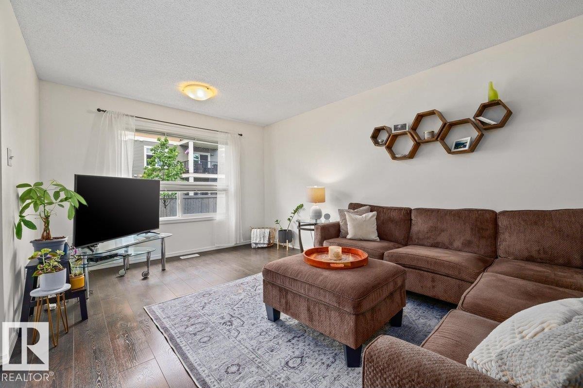 17020 78A Street Nw, Edmonton, AB - Indoor Photo Showing Living Room