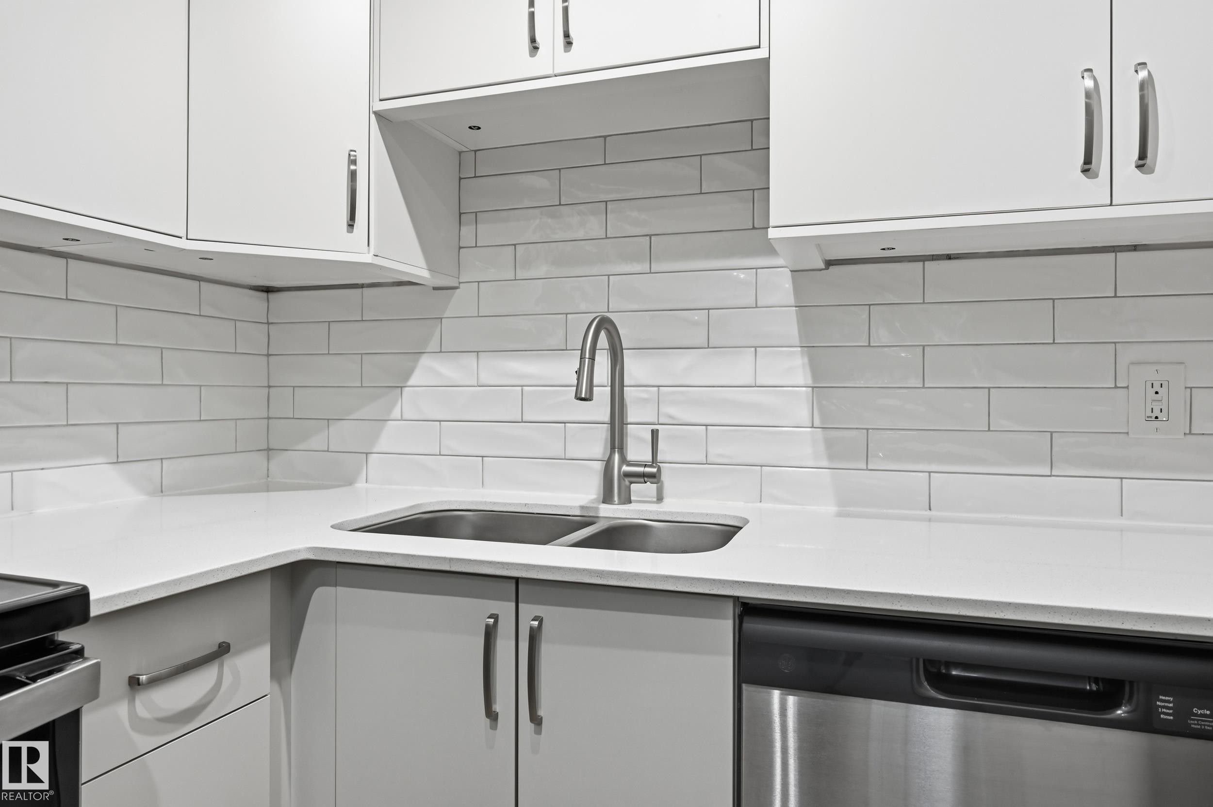 #107 10138 116 St Nw, Edmonton, AB - Indoor Photo Showing Kitchen With Double Sink With Upgraded Kitchen