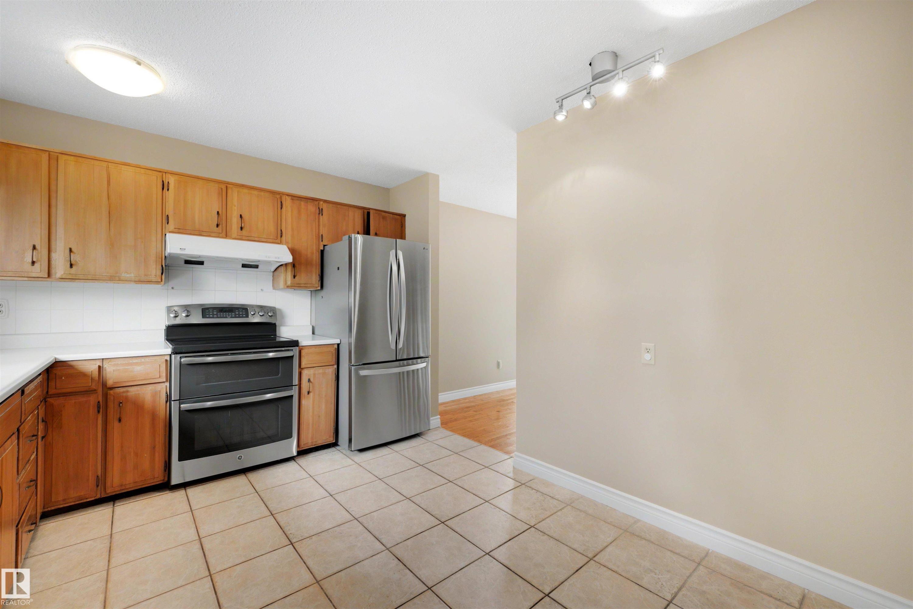 4139 122 Street Nw, Edmonton, AB - Indoor Photo Showing Kitchen