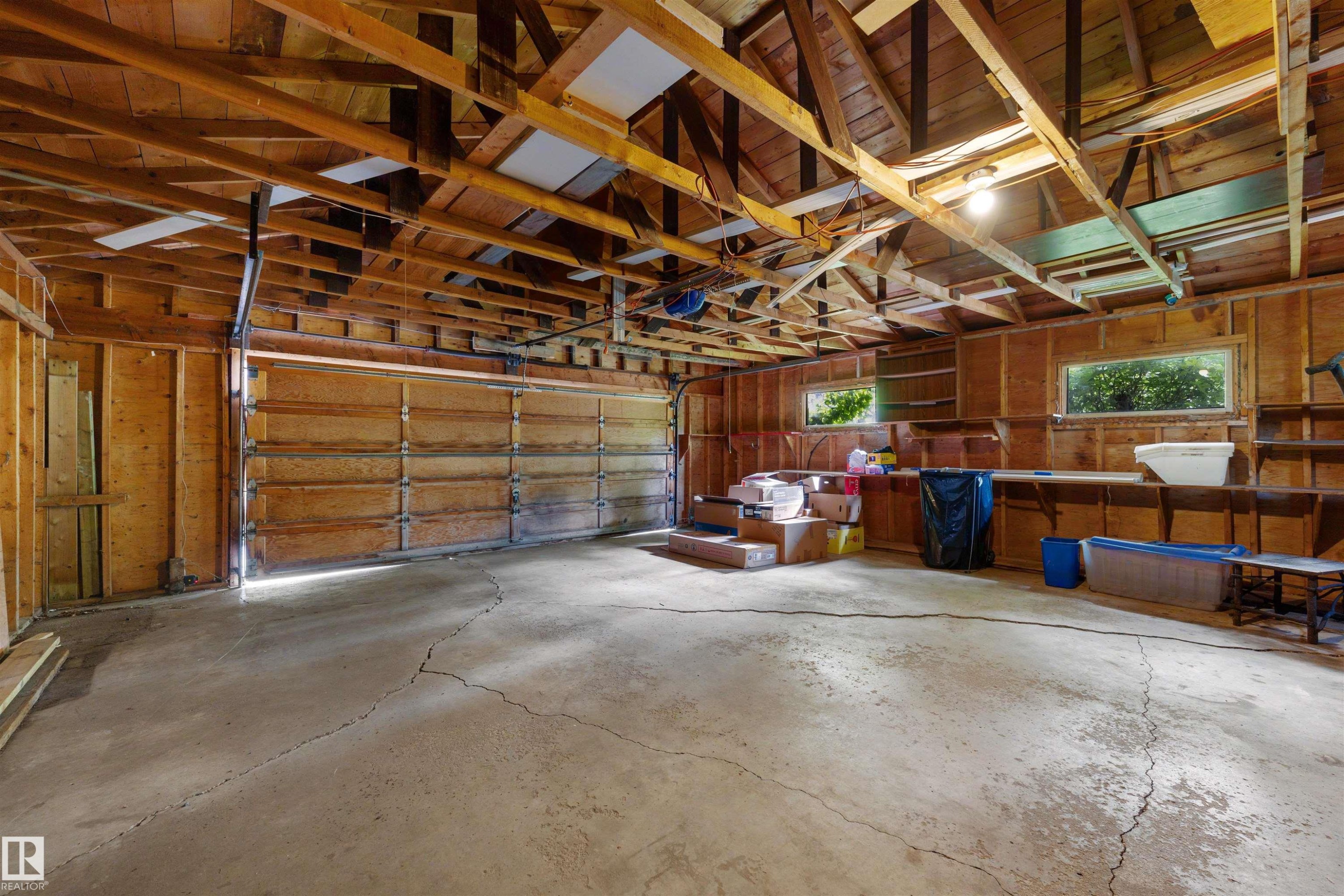 4139 122 Street Nw, Edmonton, AB - Indoor Photo Showing Garage