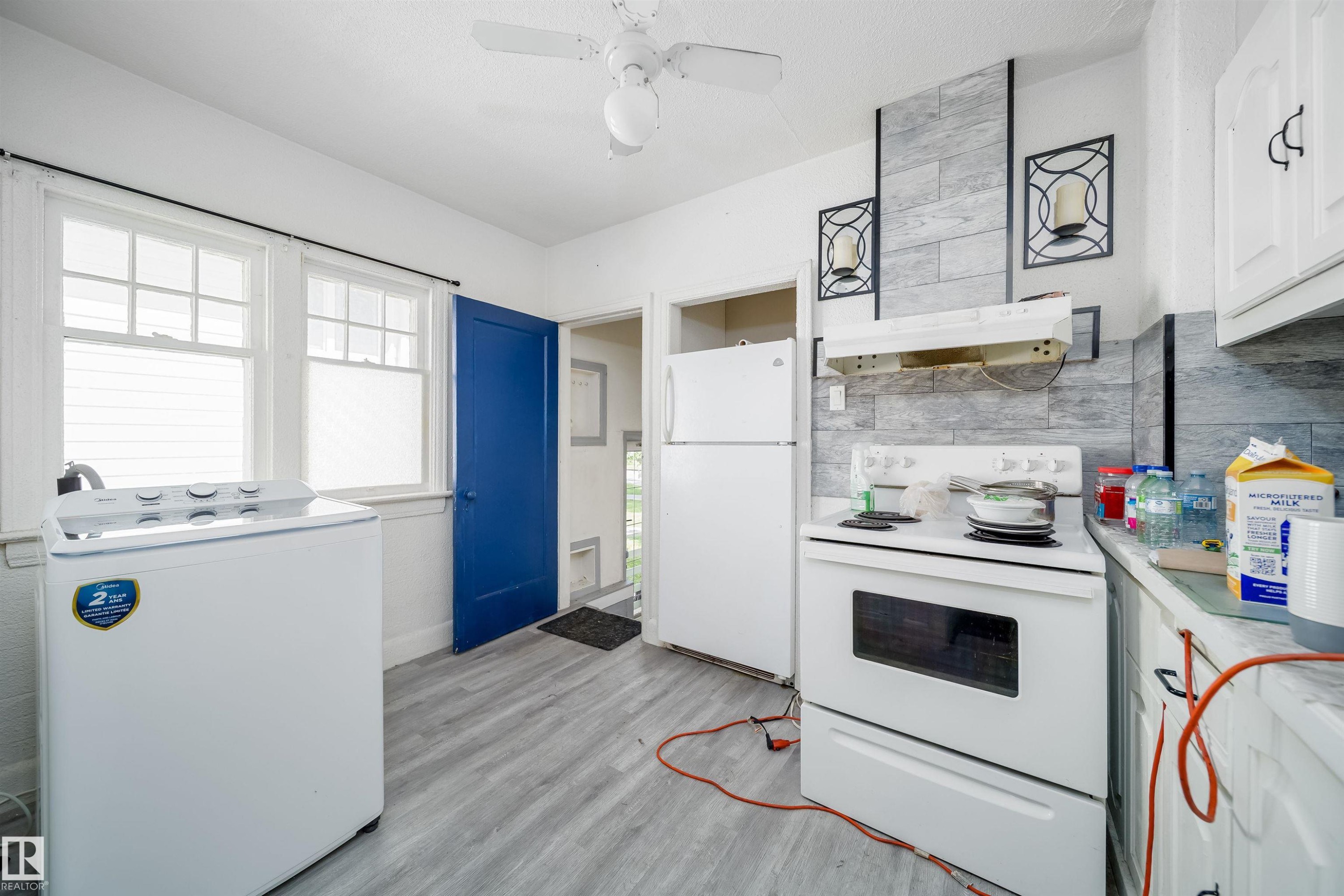 11604 97 Street Nw, Edmonton, AB - Indoor Photo Showing Kitchen