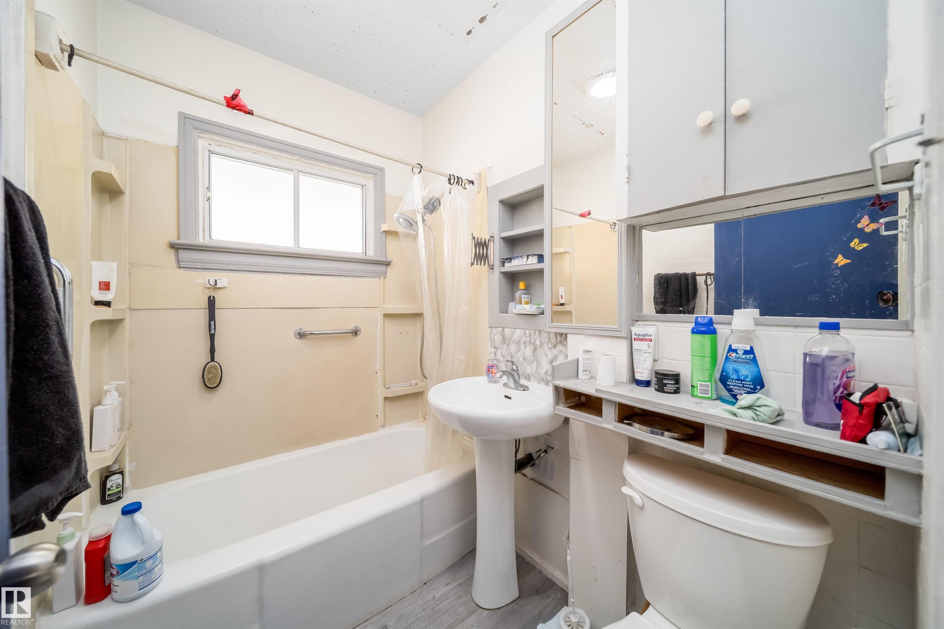 11604 97 Street Nw, Edmonton, AB - Indoor Photo Showing Bathroom