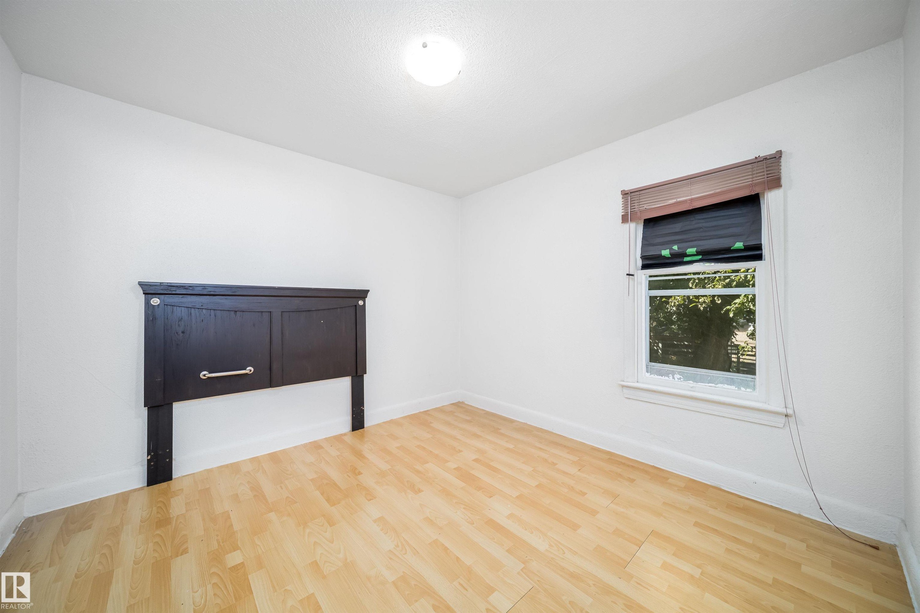 11604 97 Street Nw, Edmonton, AB - Indoor Photo Showing Other Room