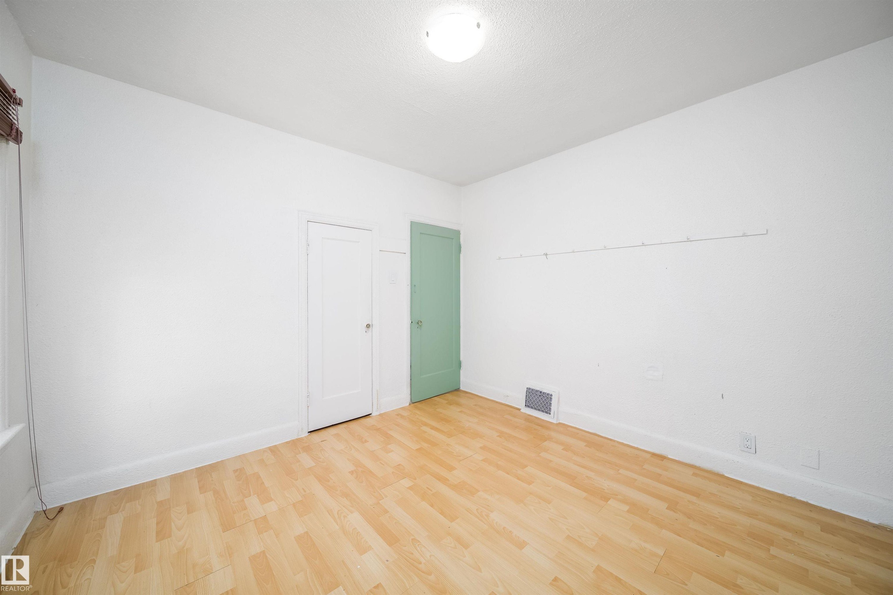 11604 97 Street Nw, Edmonton, AB - Indoor Photo Showing Other Room