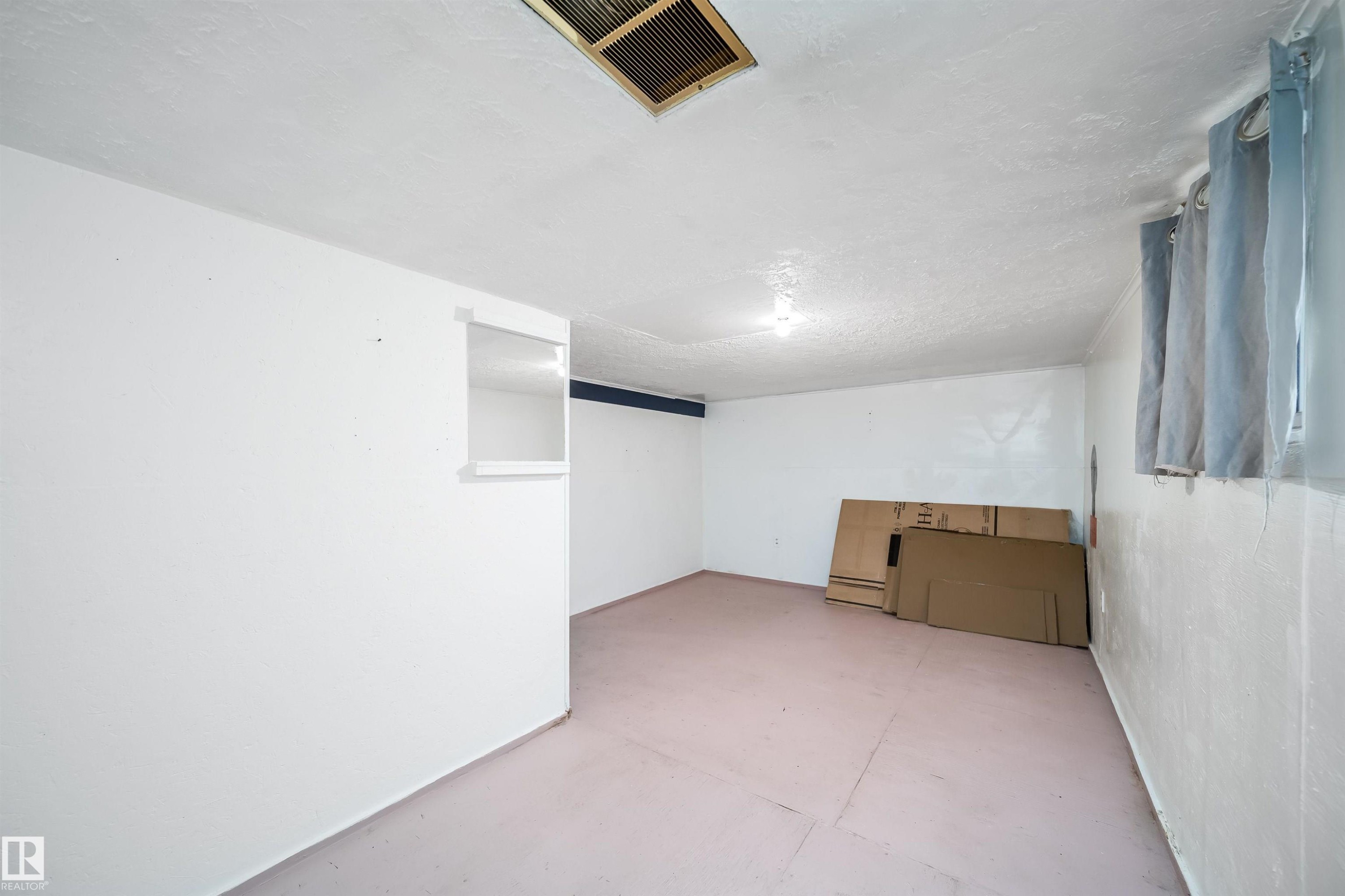 11604 97 Street Nw, Edmonton, AB - Indoor
