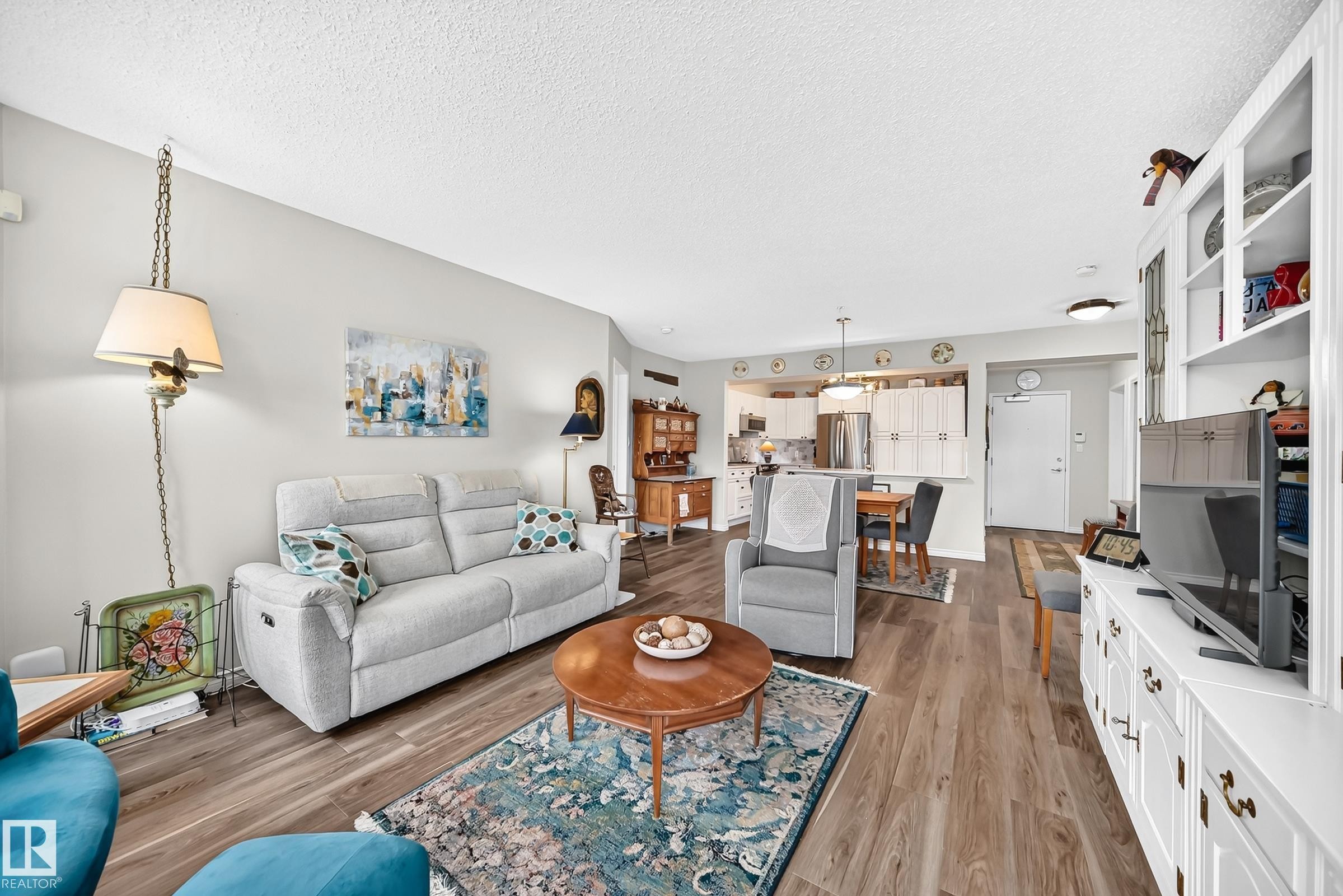 #209 102 Bridgeport Cx, Leduc, AB - Indoor Photo Showing Living Room