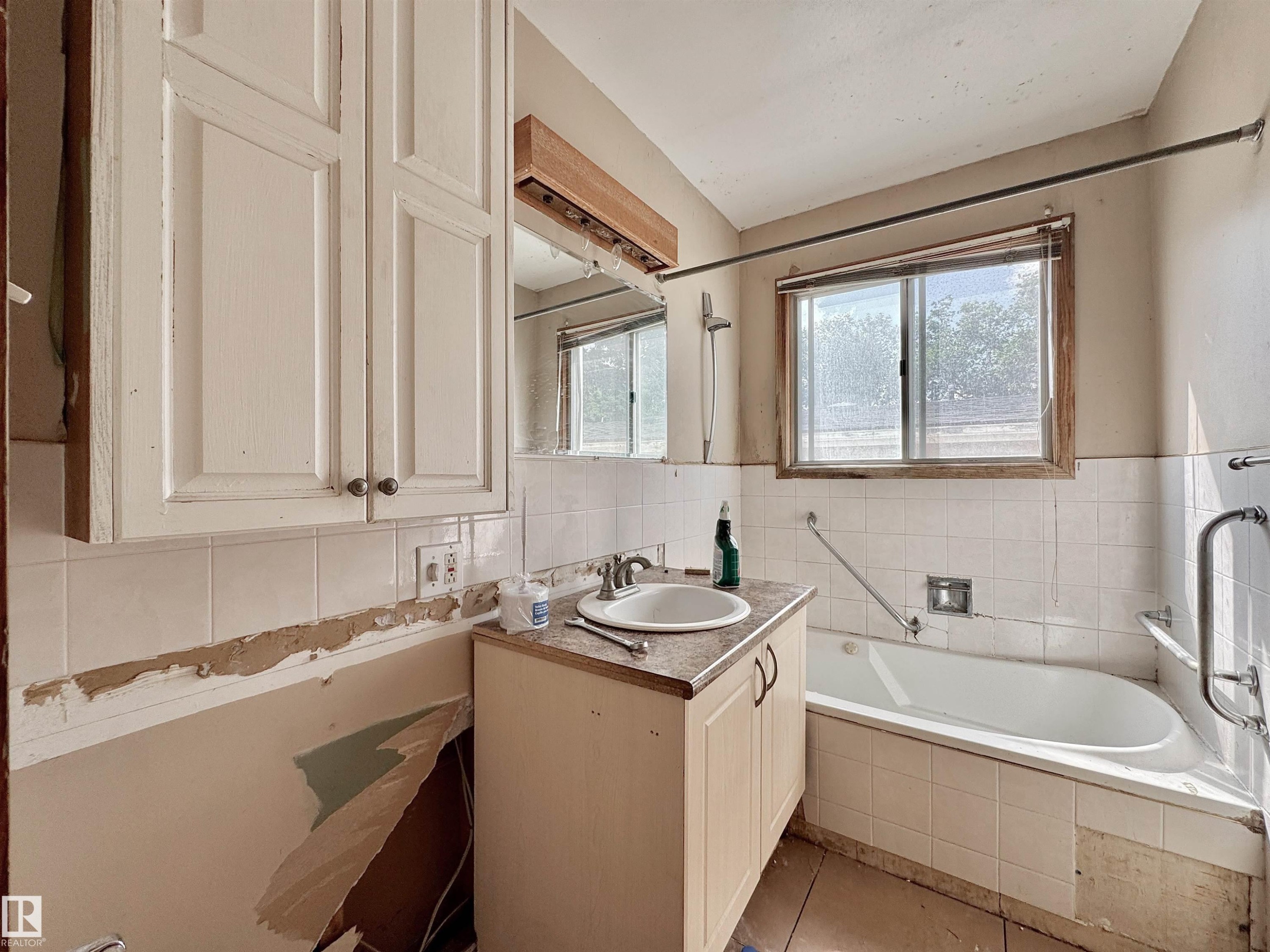 6209 106 Street Nw, Edmonton, AB - Indoor
