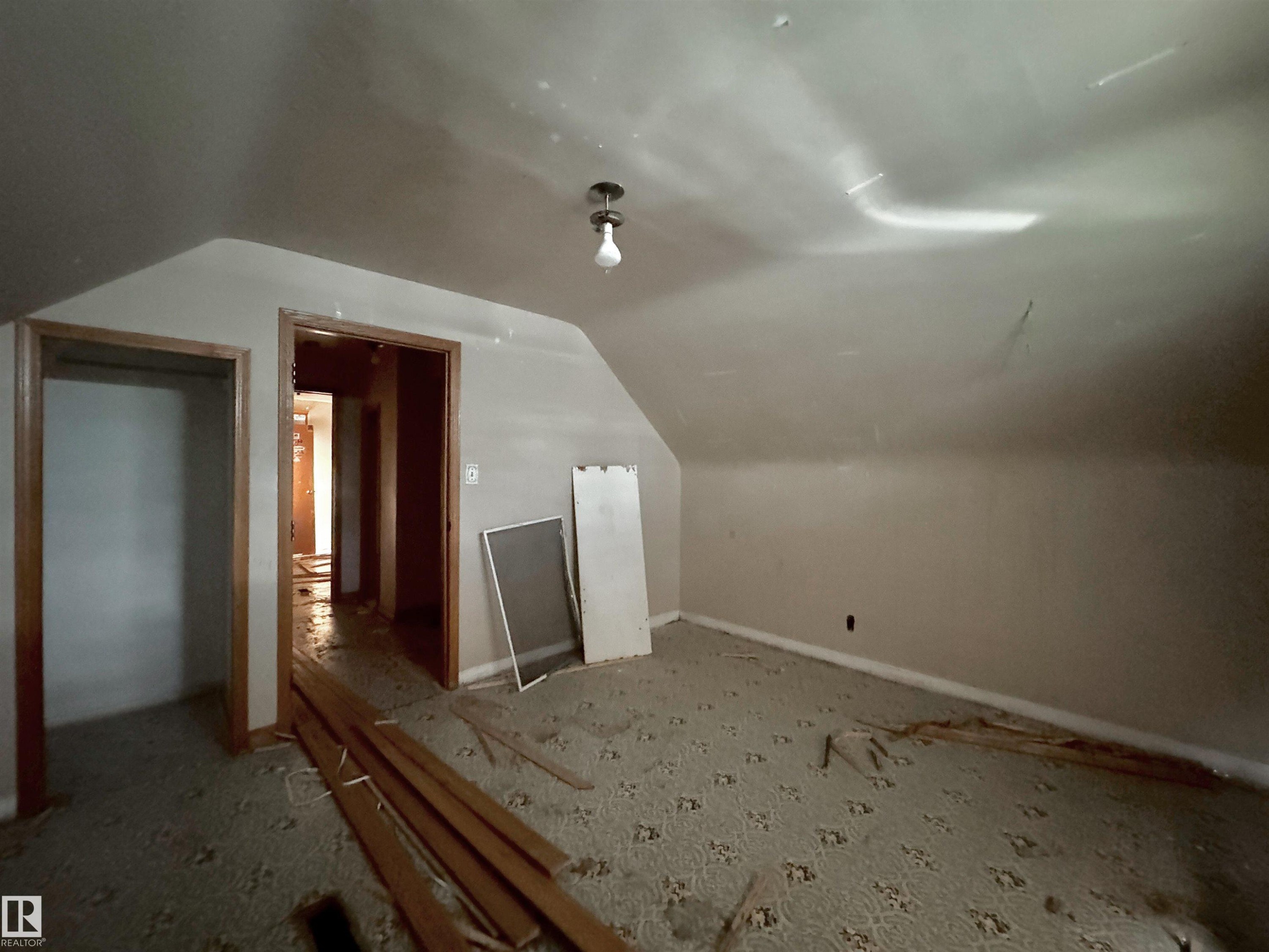 Upper Level - 6209 106 Street Nw, Edmonton, AB - Indoor Photo Showing Other Room