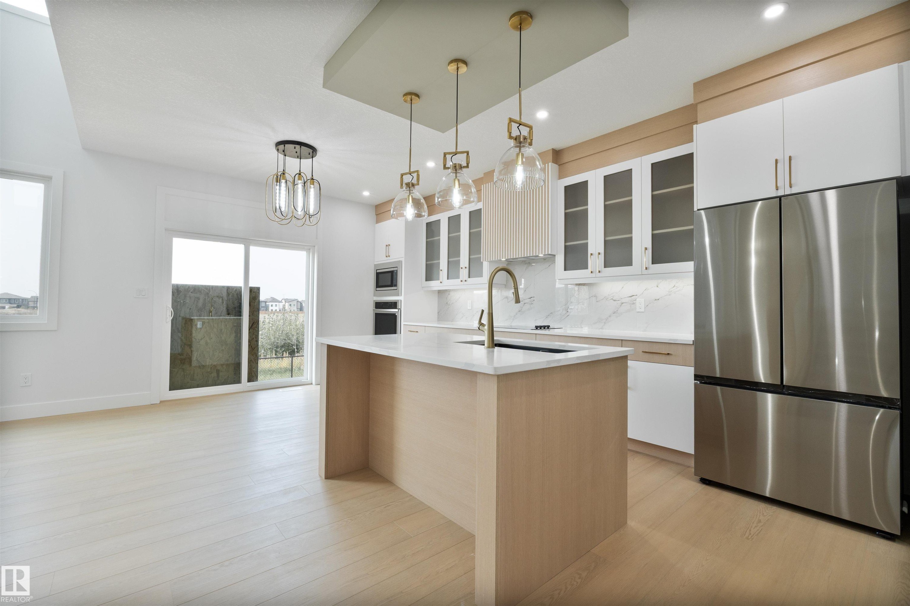 573 Ashgrove Circle, Leduc, AB - Indoor Photo Showing Kitchen With Upgraded Kitchen